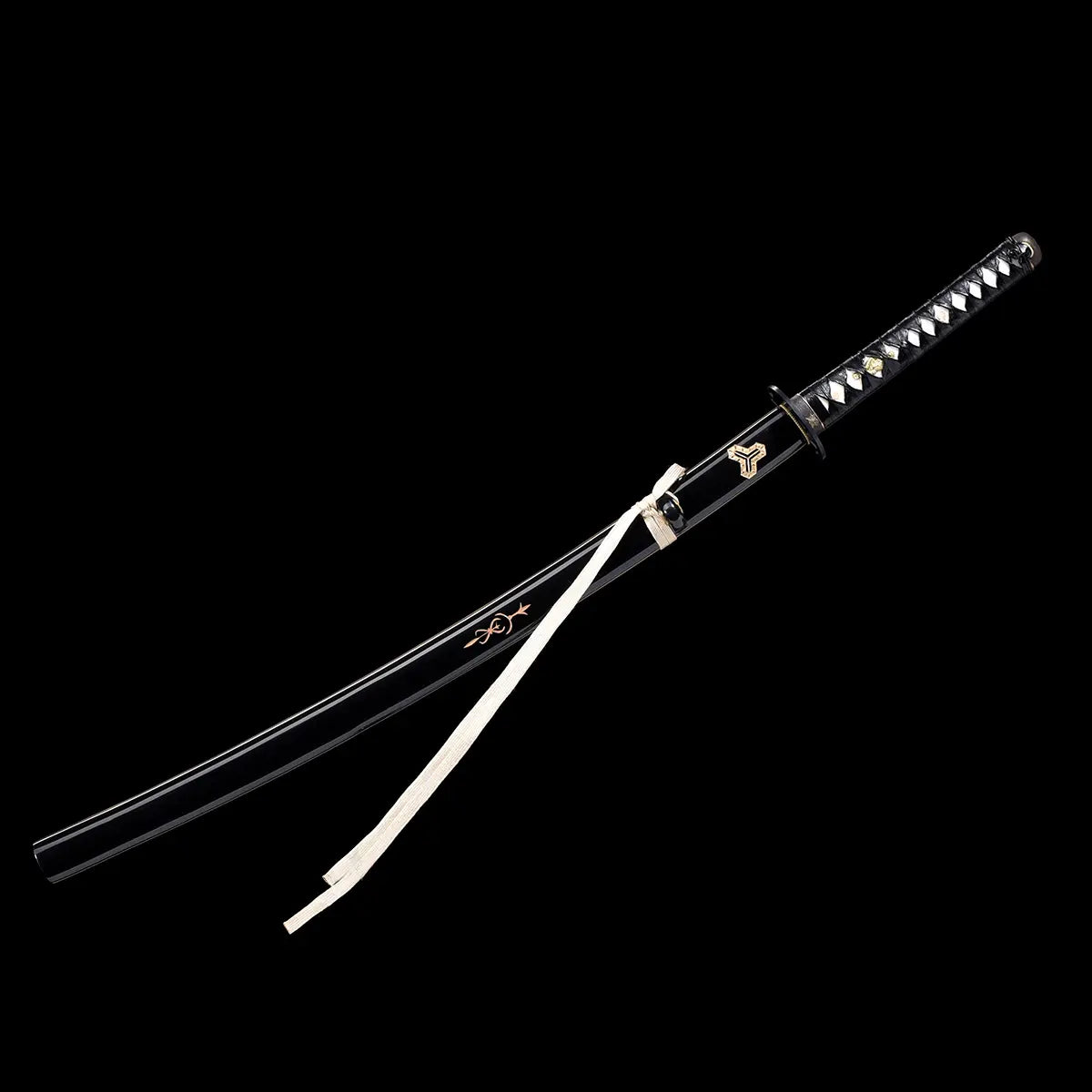 Katana de Beatrix Kiddo dans Kill Bill, réplique collector avec saya noir laqué décoré d’emblèmes dorés, tsuka noir et blanc, sageo blanc, présenté sur fond noir minimaliste.