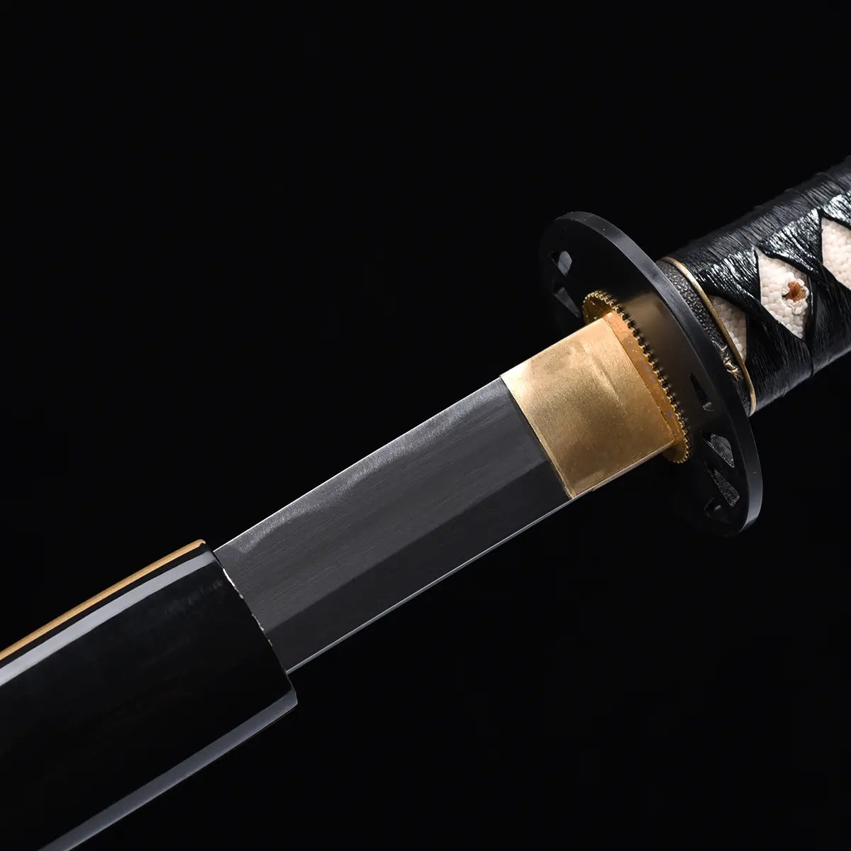 Gros plan du katana de Beatrix Kiddo dans Kill Bill, lame en acier carbone 1045 avec habaki doré et garde noire, tsuka en cuir noir et samegawa blanc, fond noir élégant