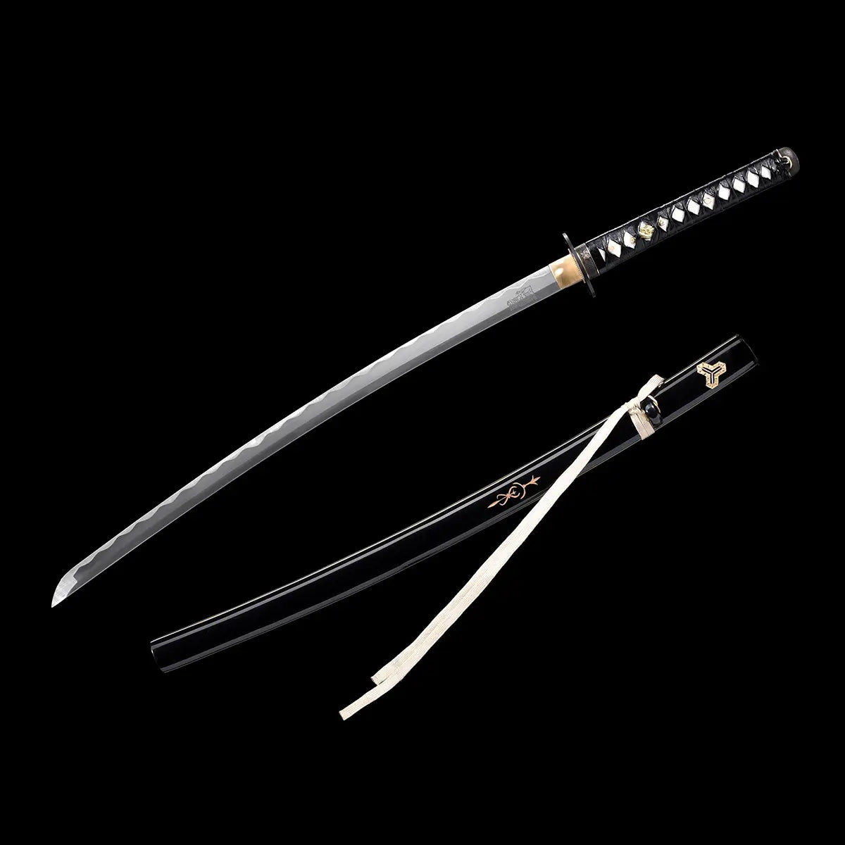 Katana de Beatrix Kiddo dans Kill Bill, lame nue en acier carbone 1045 finition polie avec habaki doré, accompagné d’un fourreau noir laqué décoré d’emblèmes dorés et sageo blanc, présenté sur fond noir.
