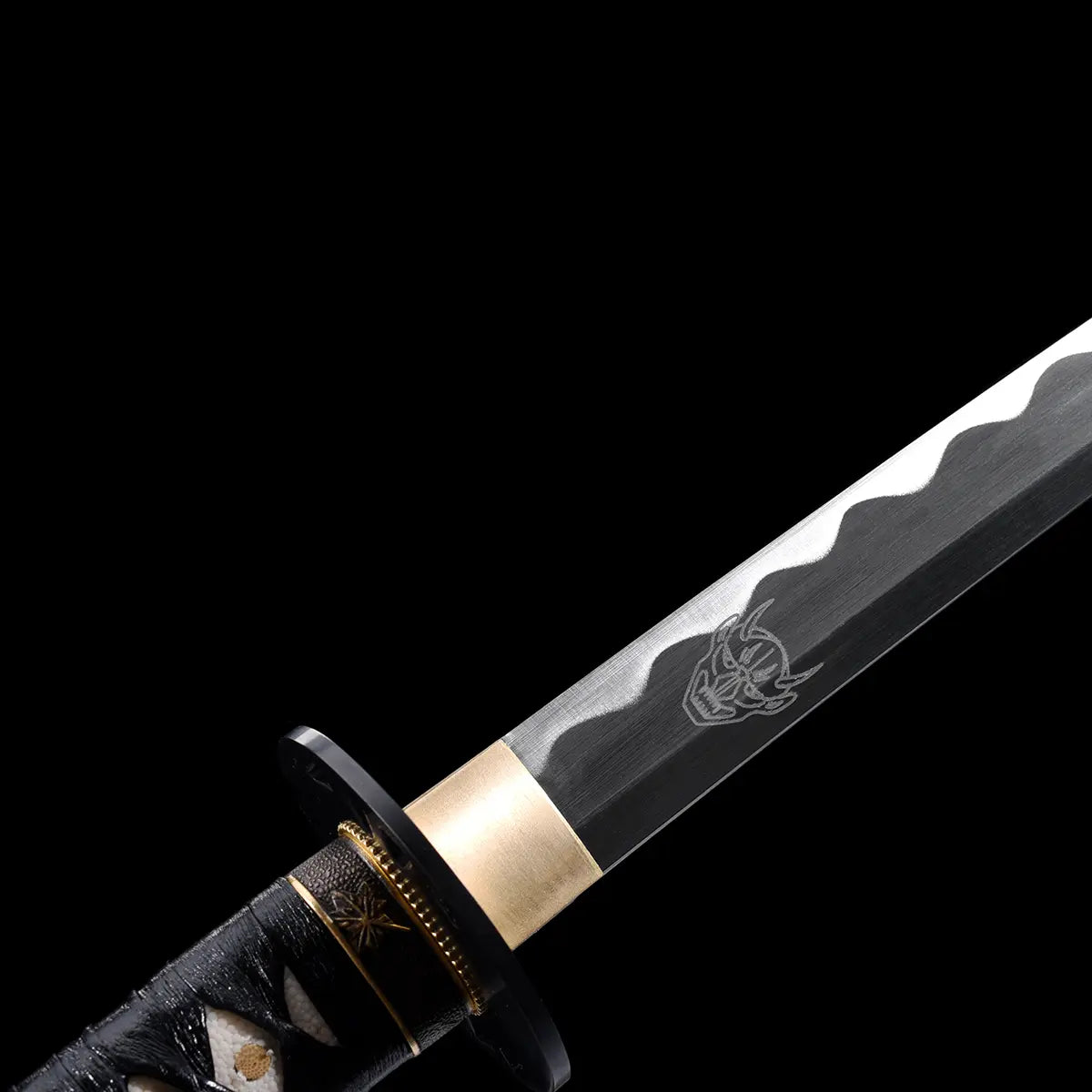 Détail du katana de Bill dans Kill Bill avec lame en acier carbone 1045, hamon ondulé marqué, gravure démon et garde dorée avec tsuba noir, manche en cuir noir et samegawa blanc, sur fond noir minimaliste.