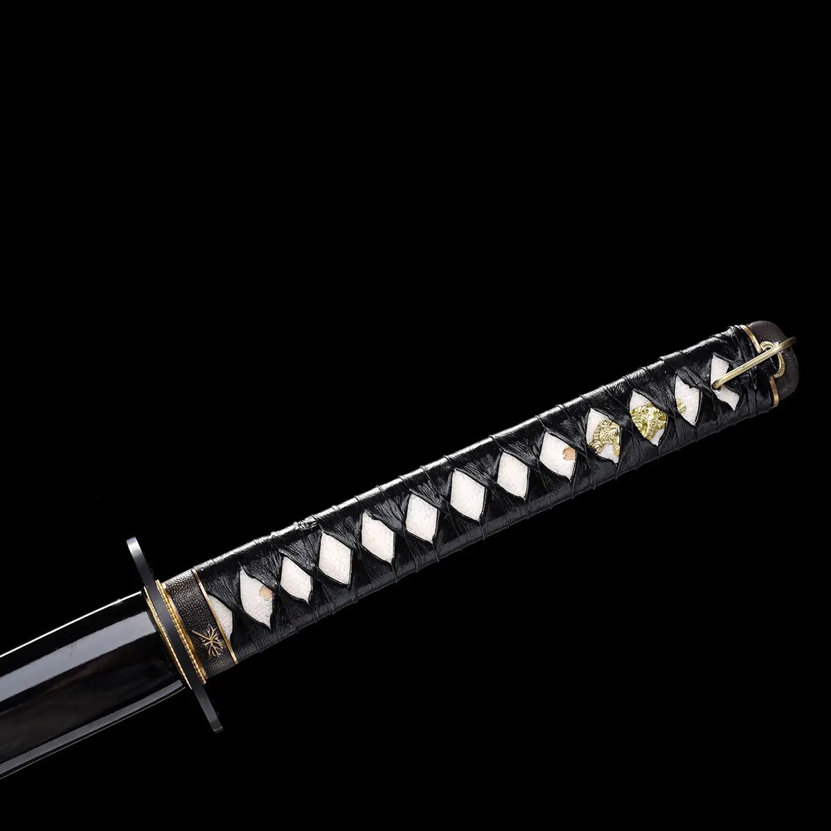 Gros plan sur la tsuka du katana de Bill dans Kill Bill, manche en cuir noir tressé avec incrustations samegawa blanc et ornements dorés, tsuba noir, sur fond noir élégant.