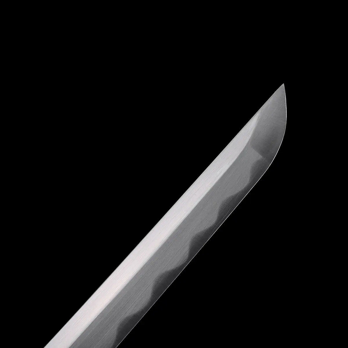 Détail de la pointe du katana de Bill dans Kill Bill, lame en acier carbone 1045 avec hamon ondulé poli miroir, mise en valeur sur fond noir élégant.