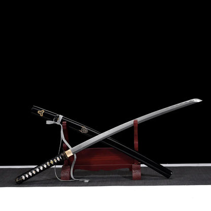 Katana de Bill dans Kill Bill dégainé de son saya noir laqué orné, lame en acier carbone 1045 hamon ondulé, manche tsuka noir tressé avec samegawa blanc, présenté sur support en bois rouge, fond noir minimaliste.