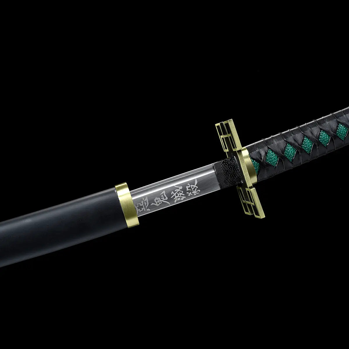 Katana entièrement rangé dans son fourreau noir avec embout doré, posé à plat.