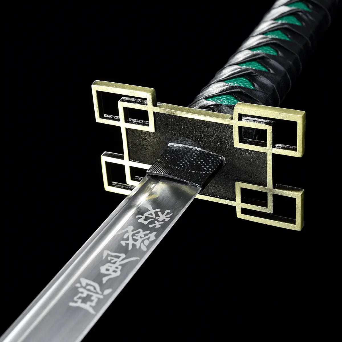 Poignée noire avec tressage croisé et inserts verts sur fond de simili peau de raie blanche.