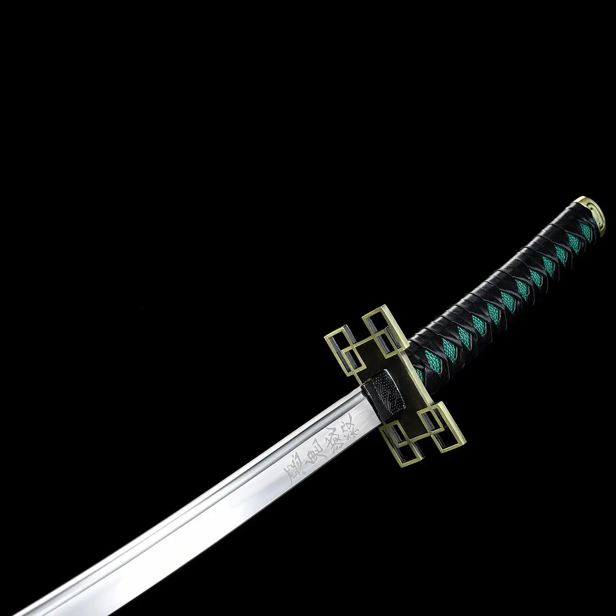 Vue du katana partiellement dégainé avec saya noire laquée et finition sobre.