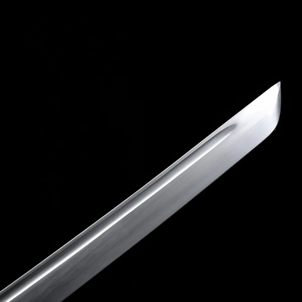 Vue oblique du katana montrant le tressage noir et vert et la forme unique de la garde géométrique.