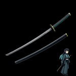 Gros plan sur la pointe de la lame en acier carbone avec finition miroir et gorge centrale.