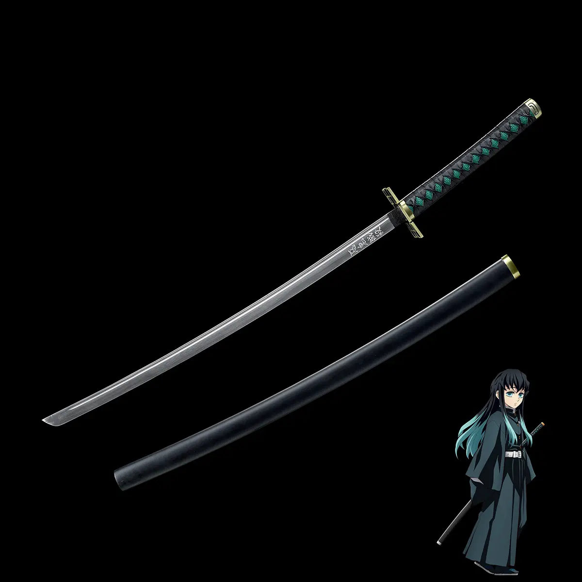 Gros plan sur la pointe de la lame en acier carbone avec finition miroir et gorge centrale.