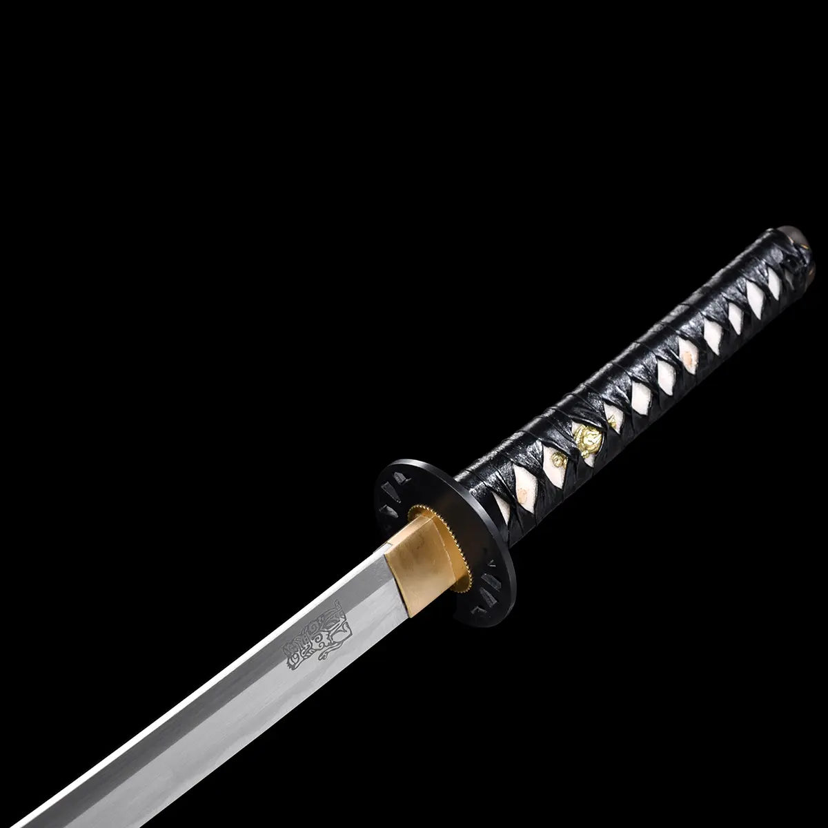 Katana de la Mariée de Beatrix Kiddo dans Kill Bill, lame en acier carbone 1045 polie avec habaki doré et gravure, tsuka noir tressé en cuir avec samegawa blanc et ornements dorés, présenté sur fond noir.
