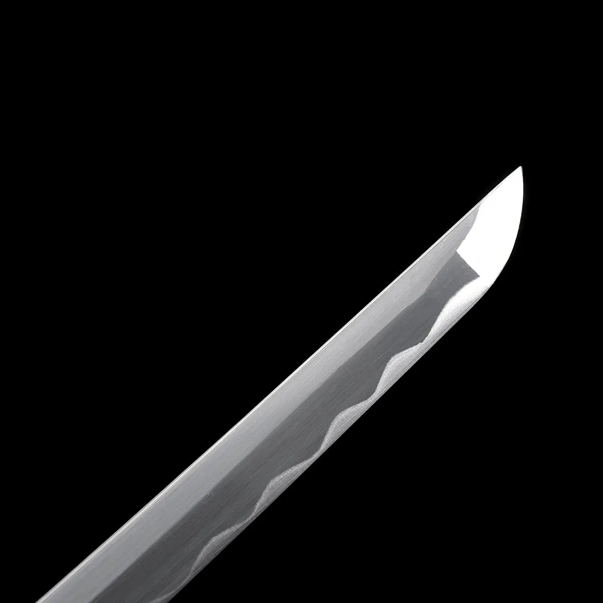 Gros plan du Katana de la Mariée dans Kill Bill, réplique collector avec garde noire circulaire, habaki doré et tsuka noir en cuir avec motif samegawa blanc, lame acier 1045 sur fond noir.