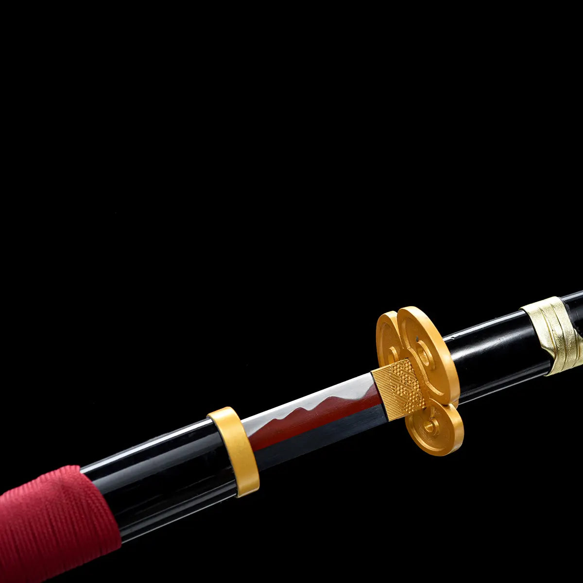 Vue de la lame noire et rouge du katana Enma Black, hamon ondulé forgé main, réplique collector One Piece.