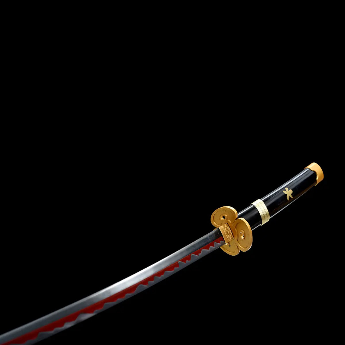 Détail de la garde (tsuba) en trèfle doré du katana Enma Black, réplique One Piece haut de gamme.