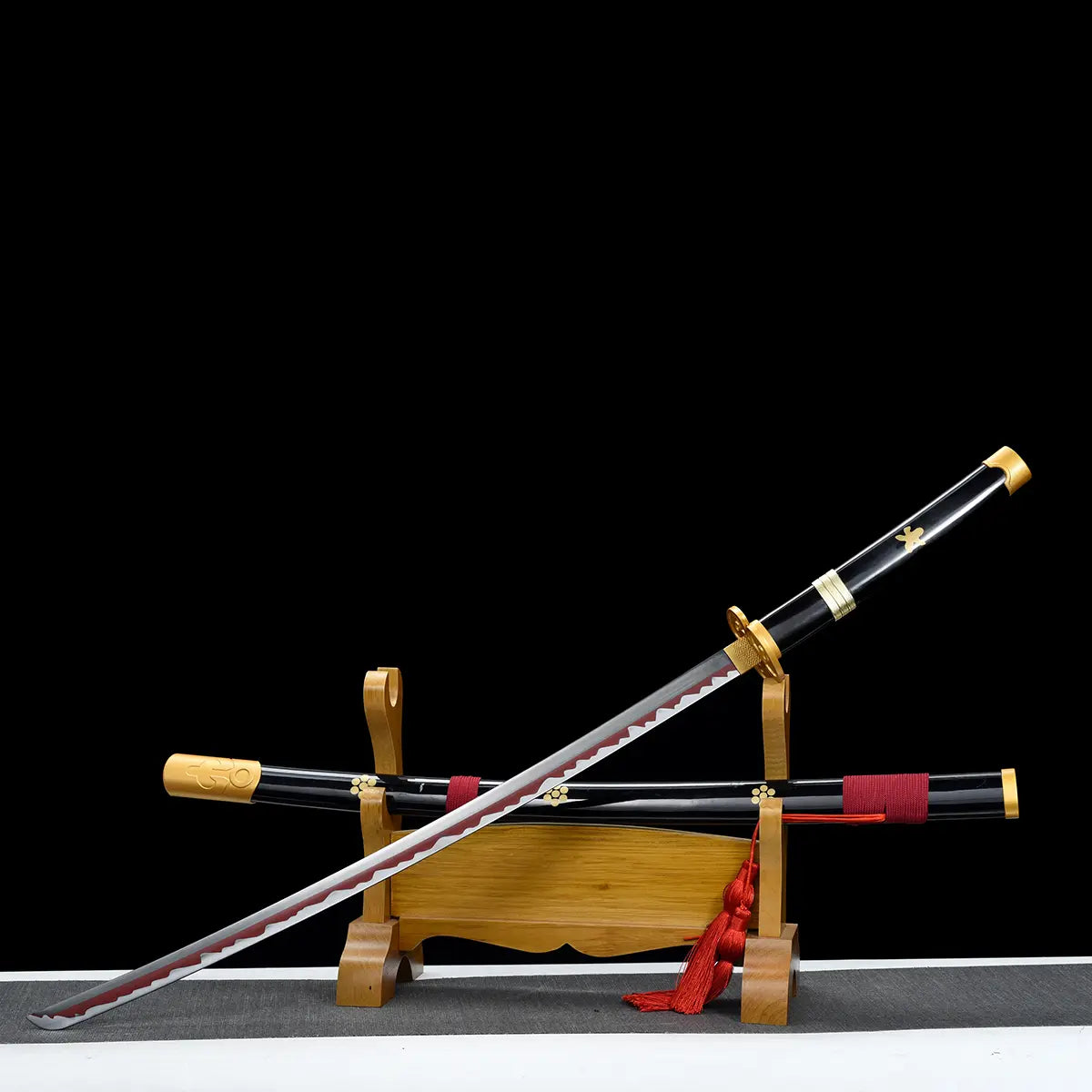 Réplique fidèle du katana Enma Black de Zoro (One Piece), lame en acier carbone 1045 polie, finition noire et rouge.
