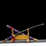 Katana japonais Enma Purple exposé croisé sur support bois, lame noire à motif vert et saya violet décoratif