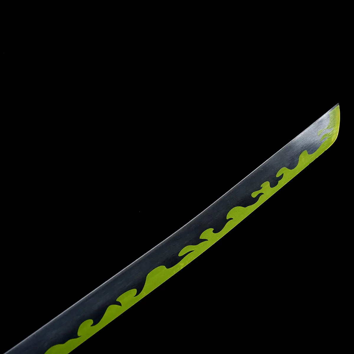 Vue détaillée du fourreau violet décoré de fleurs blanches du katana Enma Purple, sabre japonais One Piece