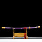 Katana japonais Enma Purple au fourreau violet, réplique One Piece forgée main en acier carbone 1045, vue complète sur support en bois