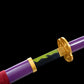 Détail rapproché de la tsuba dorée du katana Enma Purple One Piece, finition haut de gamme forgée main