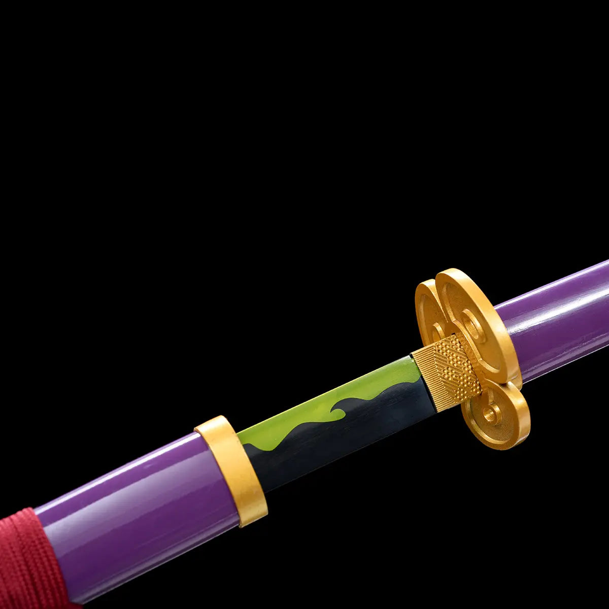 Détail rapproché de la tsuba dorée du katana Enma Purple One Piece, finition haut de gamme forgée main