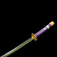 Gros plan de la pointe du katana Enma Purple One Piece, lame noire ornée de motifs verts