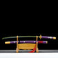 Réplique katana Enma Purple One Piece, lame noire décorée de motifs verts, fourreau violet et tsuba dorée sur support bois