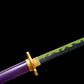 Détail de la garde dorée (tsuba) du katana Enma Purple, réplique One Piece forgée main, acier carbone 1045