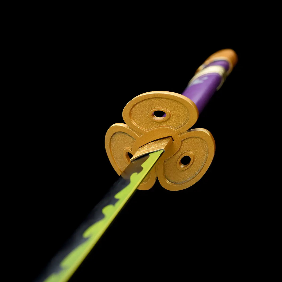 Katana japonais Enma Purple vu en perspective, lame noire à motifs verts et saya violet