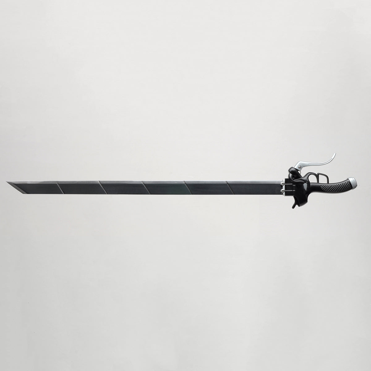 Réplique du katana de Eren Jäger “Lame anti-Titans” d’Attack on Titan, lame noire rectangulaire en acier carbone, poignée ergonomique noire avec garde métallique, photographiée sur fond gris clair minimaliste