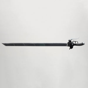 Réplique du katana de Eren Jäger “Lame anti-Titans” d’Attack on Titan, lame noire rectangulaire en acier carbone, poignée ergonomique noire avec garde métallique, photographiée sur fond gris clair minimaliste