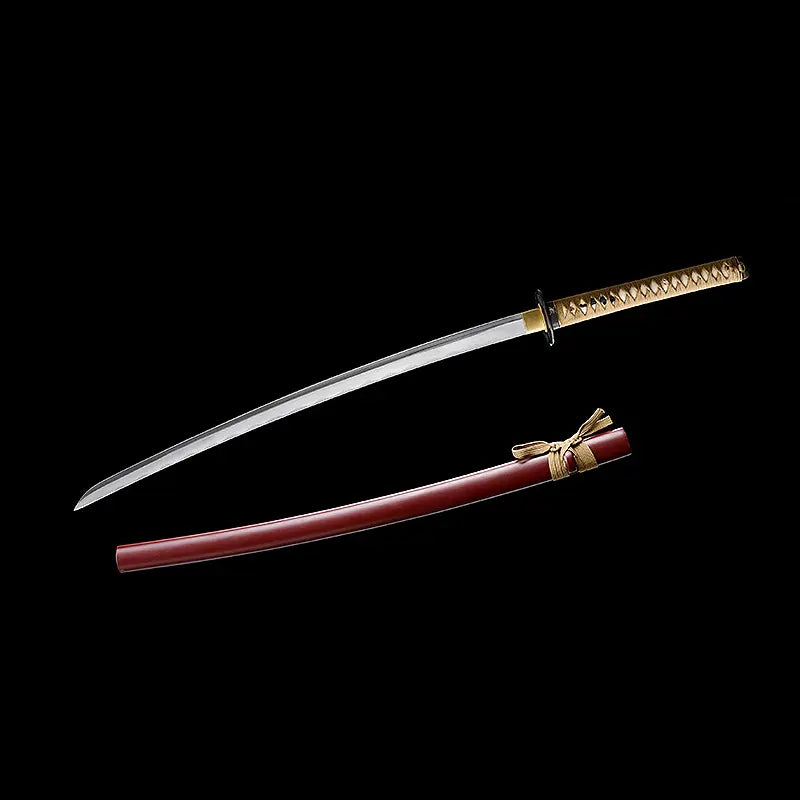 Katana Himura Kenshin Sakabato a lame inversee en acier 1045 presente sur fond noir, sabre degainne avec courbure visible, fourreau rouge laque pose en dessous, manche beige tresse avec peau de raie apparente, garde ronde noire et habaki dore.

