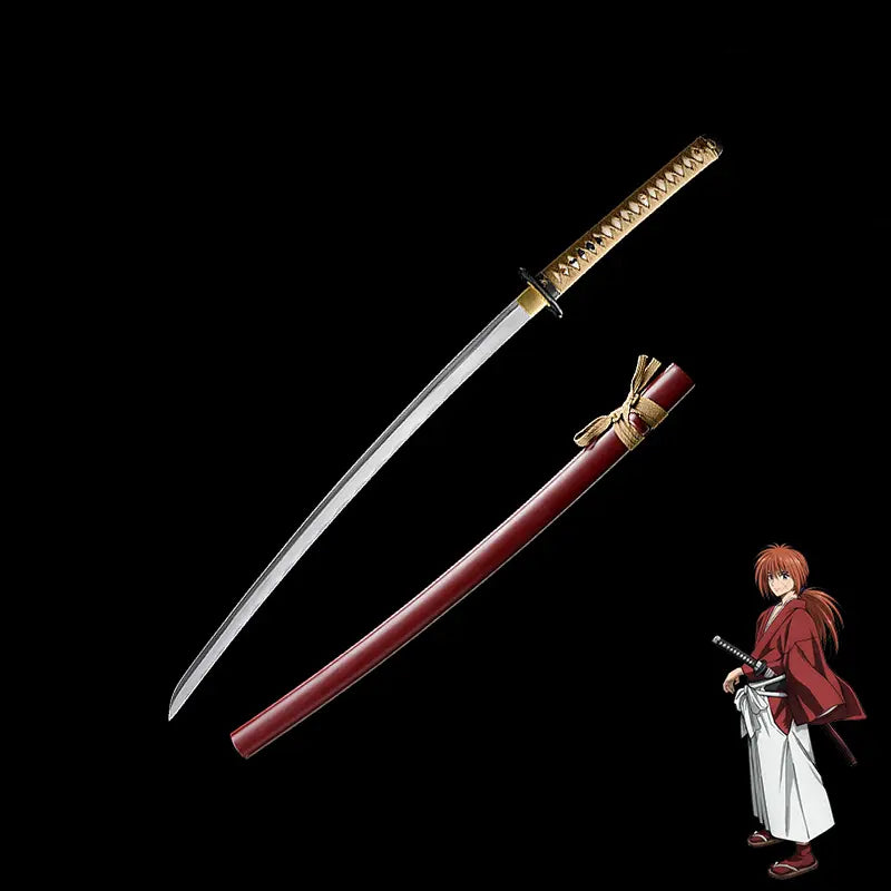 Katana Himura Kenshin Sakabato a lame inversee presente sur fond noir, sabre degainne avec lame courbee en acier, fourreau rouge laque avec cordon beige place en dessous, manche beige tresse avec peau de raie visible et garde noire ronde, illustration du personnage en bas a droite.

