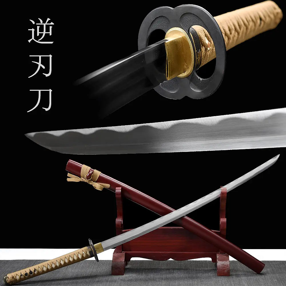 Montage du katana Himura Kenshin Sakabato sur fond noir montrant plusieurs details, gros plan de la garde noire et habaki dore avec inscription japonaise, lame inversee en acier, katana degainne croise avec un fourreau rouge laque sur support en bois rouge.
