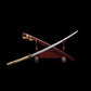 Katana Himura Kenshin Sakabato a lame inversee presente sur un support en bois rouge devant un fond noir, lame en acier degainnee croisee avec le fourreau rouge laque, manche beige tresse avec peau de raie apparente et garde noire ronde.
