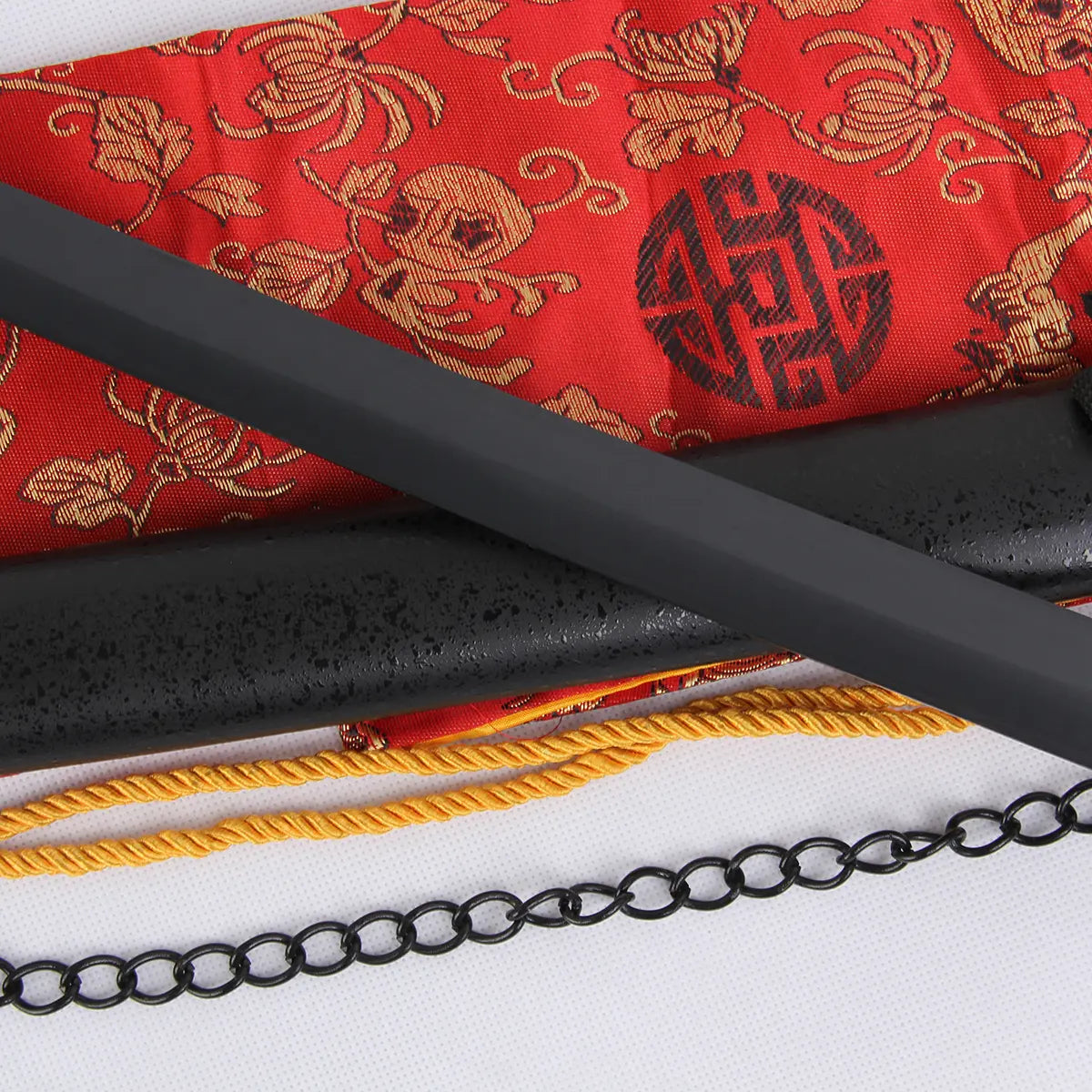 katana-ichigo-kurosaki-bleach-tensa-zangetsu-1045-detail-lame-noire-sac-rouge-chaine-blade-bushido