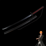 Katana Ichigo Kurosaki Tensa Zangetsu de Bleach, lame noire posée dans son fourreau avec chaîne, manche noir et rouge, mis en valeur sur fond noir avec illustration du personnage Ichigo en tenue shinigami.