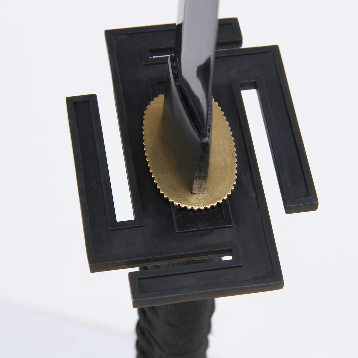 Gros plan sur la garde noire rectangulaire du katana Ichigo Kurosaki Tensa Zangetsu version classique, réplique Bankai de Bleach en acier carbone 1045, avec habaki doré et lame noire brillante, sur fond blanc.