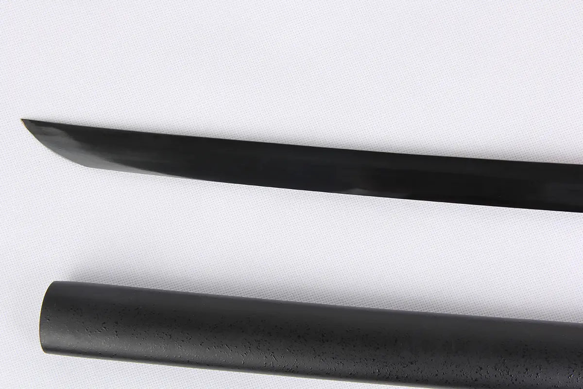 Détail rapproché de la lame noire du katana Ichigo Kurosaki Tensa Zangetsu version classique, réplique Bankai de Bleach en acier carbone 1045, montrée avec son fourreau noir mat, sur fond blanc.