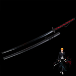 Katana Ichigo Kurosaki Tensa Zangetsu version classique, réplique Bankai de Bleach en acier carbone 1045 noir, présenté sur fond noir avec fourreau noir mat et poignée noire tressée à losanges rouges, accompagné d’une illustration du personnage Ichigo Kurosaki en tenue de Shinigami.