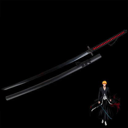 Katana Ichigo Kurosaki Tensa Zangetsu version classique, réplique Bankai de Bleach en acier carbone 1045 noir, présenté sur fond noir avec fourreau noir mat et poignée noire tressée à losanges rouges, accompagné d’une illustration du personnage Ichigo Kurosaki en tenue de Shinigami.