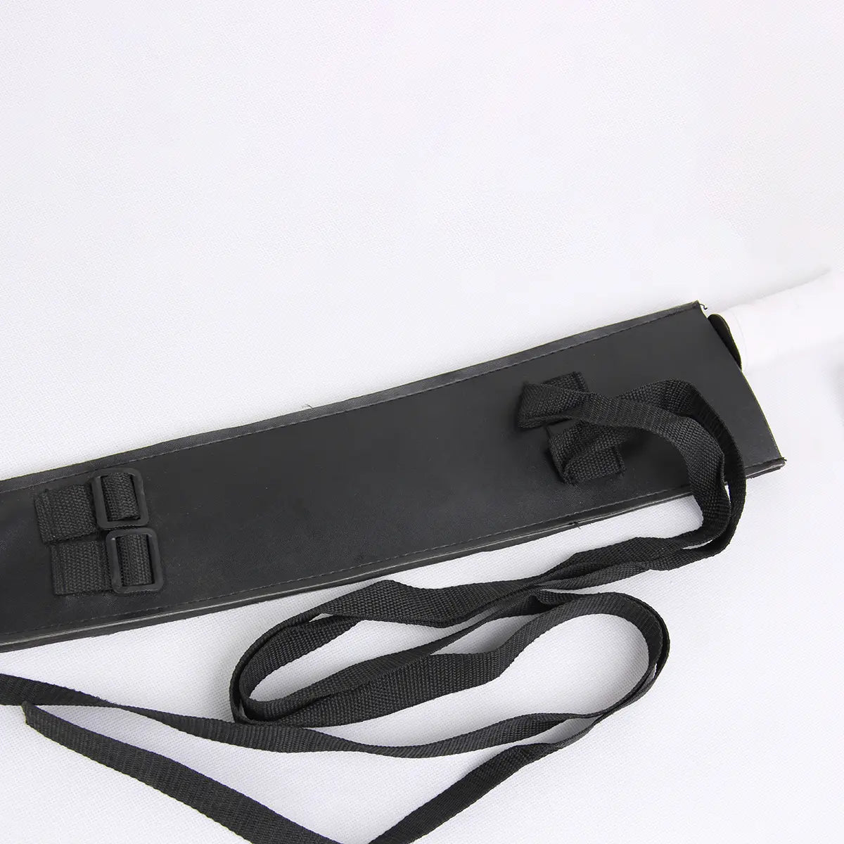 Zoom sur le fourreau noir du katana Ichigo Zangetsu Shikai de Bleach, avec sangles ajustables en tissu noir et poignée blanche partiellement visible, présenté sur fond blanc clair, idéal pour cosplay, exposition et collection.