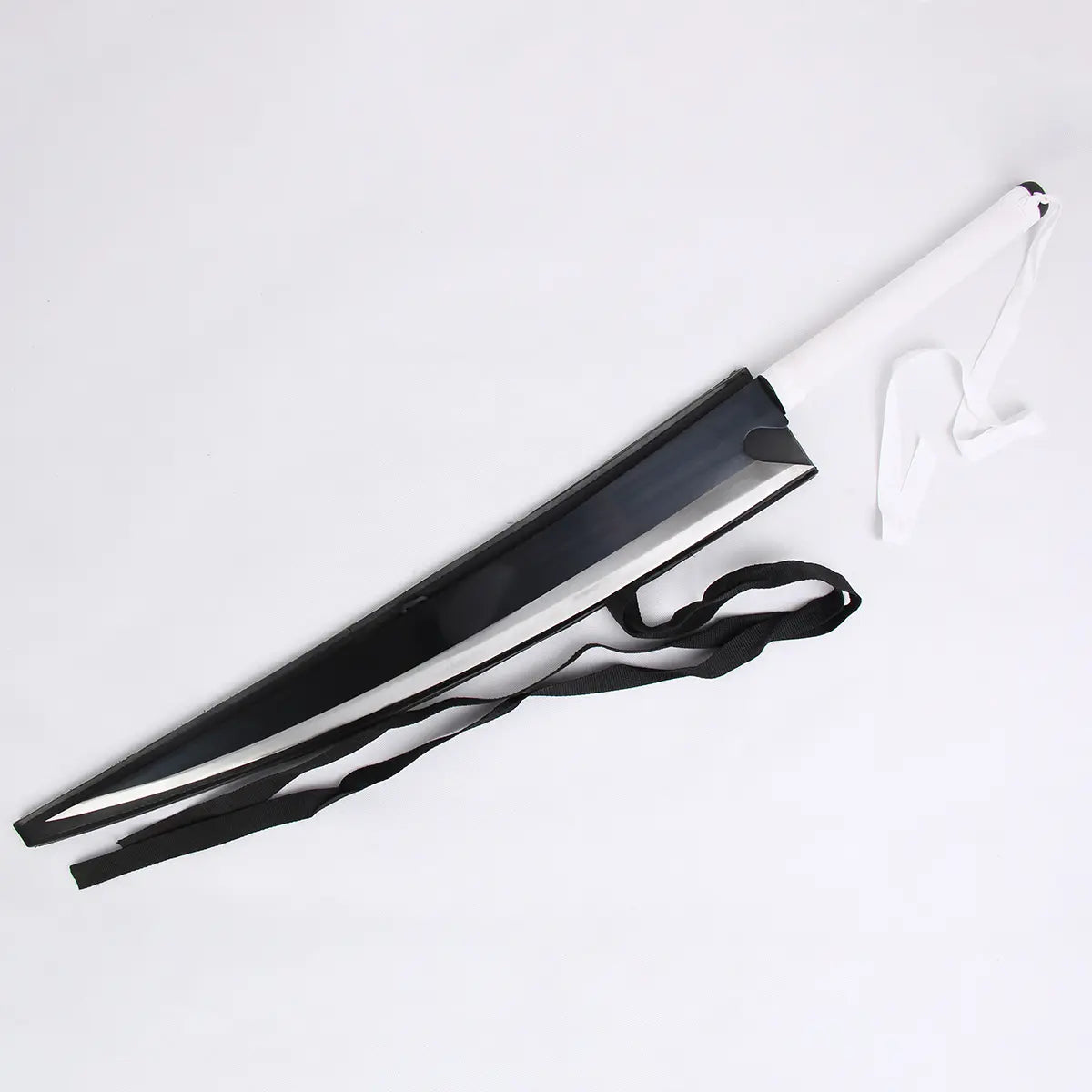 Réplique du katana Ichigo Zangetsu Shikai de Bleach avec lame noire brillante avec son fourreau, poignée blanche entourée de bande de tissu et sangle noire posée sur fond blanc neutre, idéale pour cosplay, décoration ou collection.