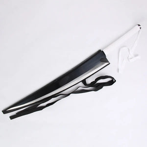 Réplique du katana Ichigo Zangetsu Shikai de Bleach avec lame noire brillante avec son fourreau, poignée blanche entourée de bande de tissu et sangle noire posée sur fond blanc neutre, idéale pour cosplay, décoration ou collection.
