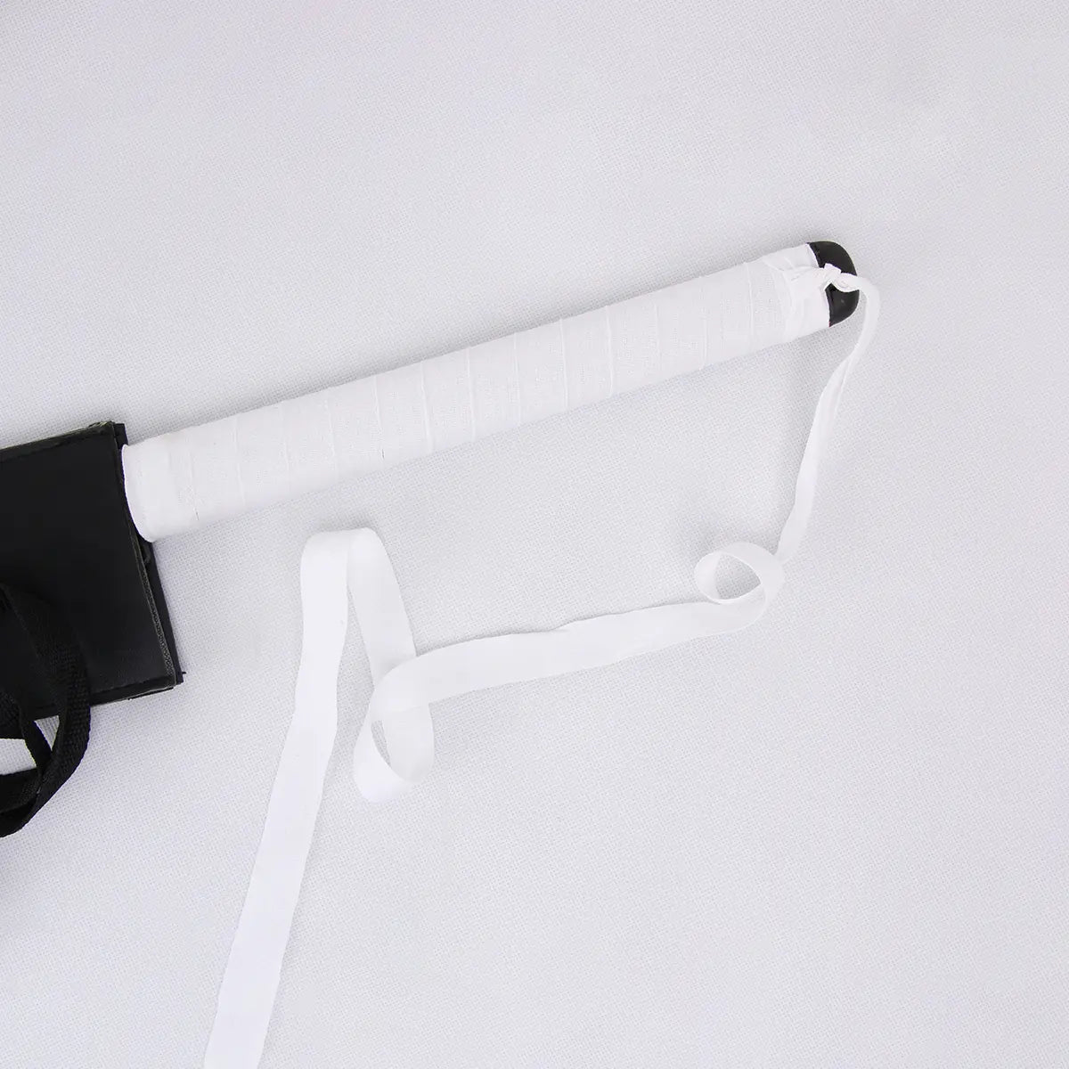 Gros plan sur la poignée blanche du katana Ichigo Zangetsu Shikai de Bleach, avec sageo en tissu blanc et extrémité noire du manche, posé sur un fond blanc neutre. Réplique idéale pour cosplay, décoration et collection d’armes japonaises.