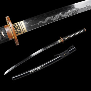 Présentation complète du katana japonais artisanal Ryū no Kiba sur fond noir uni, lame dégainée montrant un horimono de dragon gravé avec hamon ondulé visible, poignée tsuka noire tressée avec losanges blancs en peau de raie, garde tsuba ronde en métal patiné et habaki doré, fourreau saya noir laqué avec incrustations décoratives et sageo noir, en
