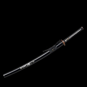 Katana japonais artisanal Ryū no Kiba présenté avec fourreau, posé en diagonale sur fond noir uni, saya noir laqué avec incrustations décoratives claires, poignée tsuka noire tressée avec losanges blancs en peau de raie, garde tsuba ronde de couleur dorée, sabre rangé dans son fourreau sans support visible.
