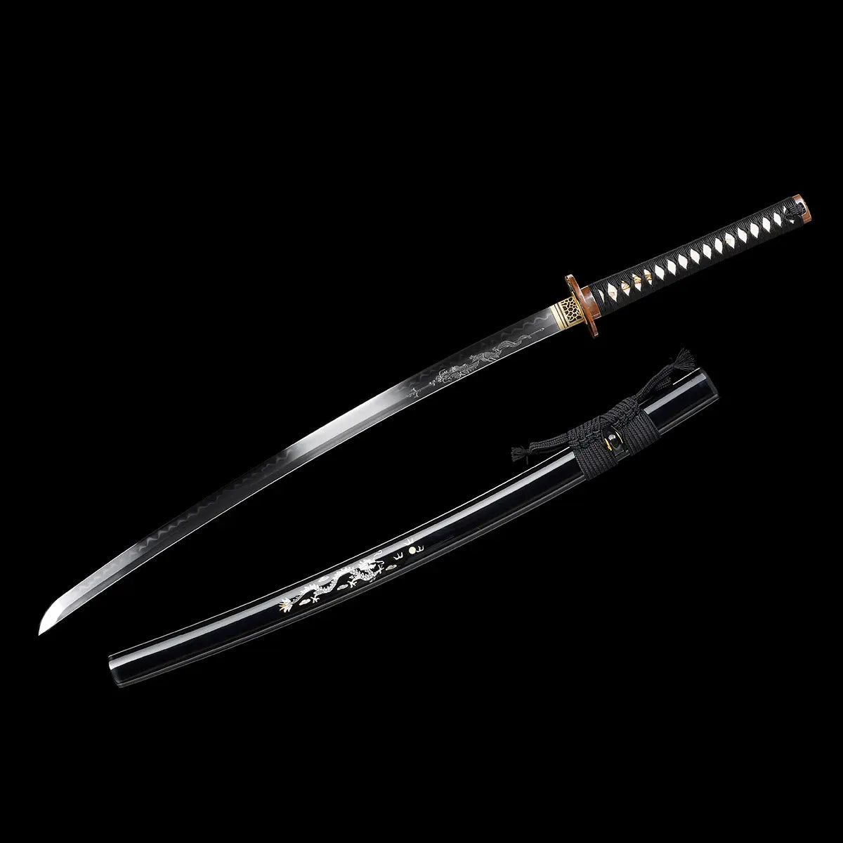 Katana japonais artisanal Ryū no Kiba présenté sur fond noir uni avec la lame dégainée et le fourreau disposé séparément, lame courbe en acier poli montrant un hamon ondulé discret, horimono de dragon gravé visible sur la lame, poignée tsuka noire tressée avec losanges blancs en peau de raie, garde tsuba ronde en métal patiné et habaki doré, saya noir laqué avec sageo noir noué, ensemble sans support apparent.

