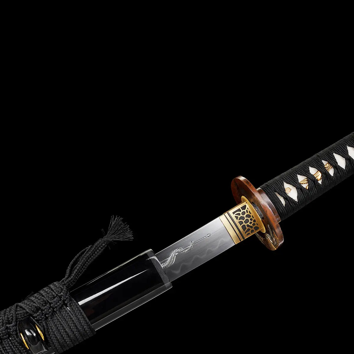 Katana japonais artisanal Ryū no Kiba partiellement dégainé sur fond noir uni, lame sortant du saya noir laqué révélant un horimono discret près du habaki doré, hamon ondulé visible dans l’acier poli, poignée tsuka noire tressée avec losanges blancs en peau de raie, garde tsuba ronde en métal patiné, aucun support apparent.
