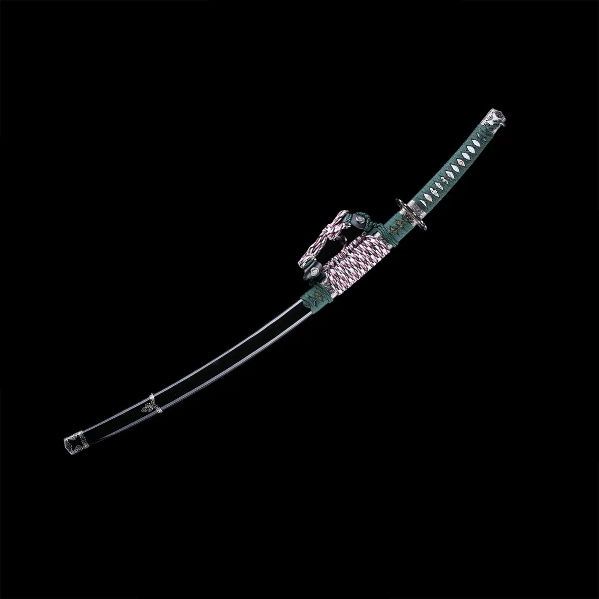 Katana japonais artisanal Seiryū no Tachi photographié sur fond noir uni, présenté entièrement avec fourreau noir laqué. La lame courbe en acier carbone est visible sur toute sa longueur, avec bohi apparent. Le manche est recouvert d’un tsuka-ito vert foncé tressé, laissant apparaître une same blanche en losanges. La garde métallique de style traditionnel est visible, ainsi que le sageo tressé vert, blanc et pourpre attaché au fourreau.
