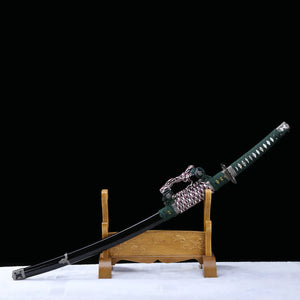 Katana japonais artisanal Seiryū no Tachi photographié sur fond noir avec base claire, présenté en diagonale sur un support en bois sculpt
