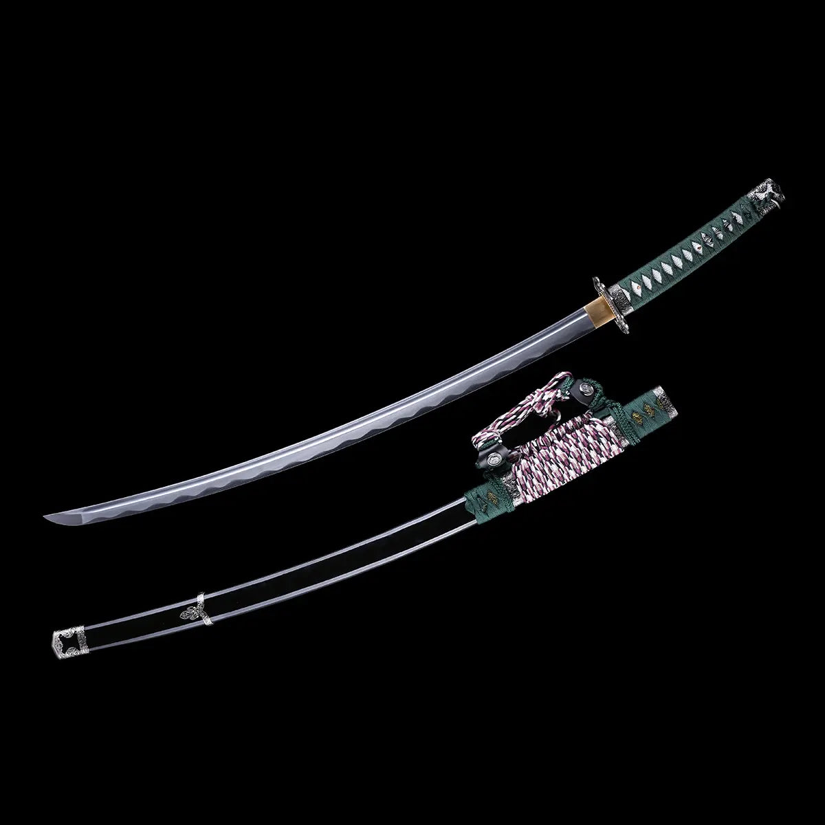 Katana japonais artisanal Seiryū no Tachi photographié sur fond noir uni, présenté avec la lame sortie de son fourreau. La lame courbe en acier carbone est entièrement visible, montrant un hamon réel ondulé et un bohi longitudinal. Le fourreau noir laqué est placé séparément sous la lame, avec son sageo tressé vert, blanc et pourpre. Le manche est recouvert d’un tsuka-ito vert foncé, laissant apparaître une same blanche en losanges, avec garde métallique traditionnelle et habaki de couleur laiton visible.

